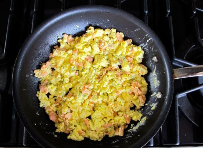 1. Этап. Скрэмбл с лососем: 5. А сейчас самое важное. Постоянно перемешивайте ингредиенты, чтобы получилась болтунья.