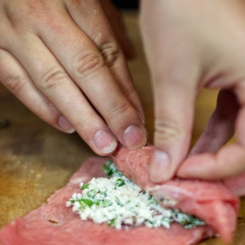 1. Этап. Рулетики из телятины: И аккуратненько сворачиваем рулетик. Для наглядности смотрите на фото.