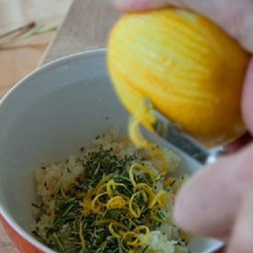 1. Этап. Запеченная курица с чесноком и лимоном: 3. Розмарин перемешайте с протертым чесноком. Лимон промойте и снимите цедру. Цедру также добавьте к чесноку с розмарином. Выдавите сок из лимона. Добавьте к полученной смеси черного молотого перца, соли и две столовые ложки оливкового масла. Все перемешайте.