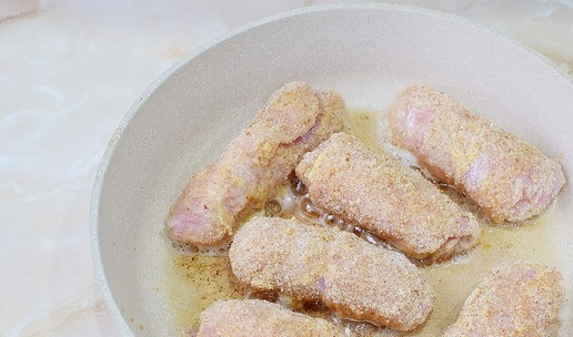 1. Этап. Мясные рулеты для перекуса: Разогрейте сковороду до горячего состояния, налейте немного растительного масла и выложите рулетики швом вниз. Готовьте их на малом огне, чтобы они успели прожариться внутри, но не начали подгорать снаружи.