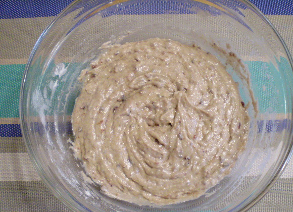 1. Этап. Коврижка с вареньем на кефире: 4. Тесто для коврижки готово. Оно должно получится тягучее, липкое, густое.