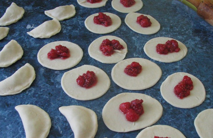 1. Этап. Вареники с малиной: На каждый кружочек кладем небольшое количество начинки.