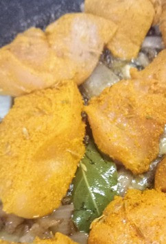 1. Этап. Карри из курицы с лавровым листом: В сковороду к луку добавить мелко нарезанный чеснок и имбирь. Затем добавить кусочки курицы, жарить по 2 минуты с каждой стороны.