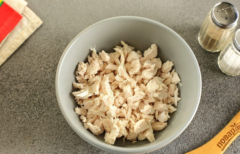 1. Этап. Салат с курицей без майонеза: Нарежьте филе небольшими кубиками.