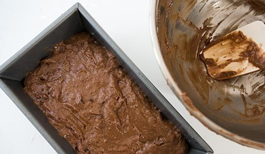 1. Этап. Шоколадно-банановый хлеб: 6. Смажьте форму для выпечки растительным маслом и выложите в нее тесто, распределите.