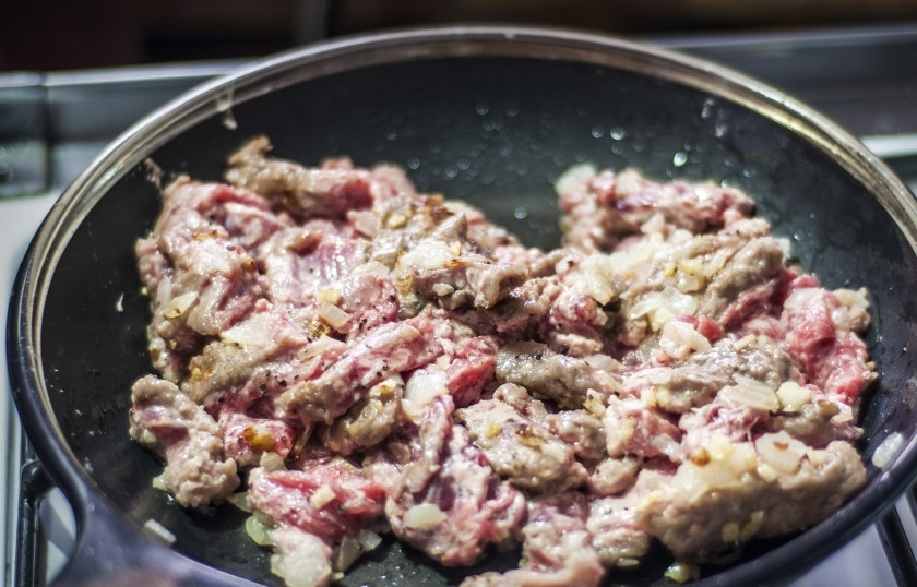 1. Этап. Говядина в медовом соусе: Затем киньте на сковороду говядину. Обжарьте вместе с луком и чесноком.