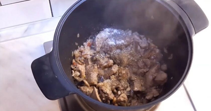 1. Этап. Паштет из печени индюшки: 3. Когда печень обжарится, добавьте к ней нарезанные ингредиенты и оставьте тушиться на 7 минут. Добавьте соль, специи, хорошо перемешайте и оставьте еще на несколько минут. После этого добавьте коньяк и бальзамический уксус.