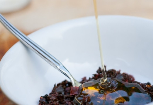 1. Этап. Плечо ягненка на гриле: 5. Измельченный чили смешайте с медом.