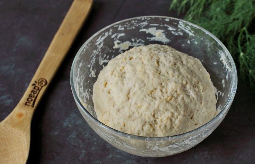 1. Этап. Сырные лепешки за 15 минут: Перемешайте. Подсыпая оставшуюся муку замесите мягкое и эластичное тесто.