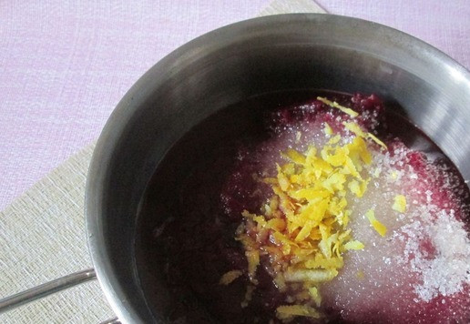 1. Этап. Свекольный джем: Добавить сахар, сок и цедру лимона.