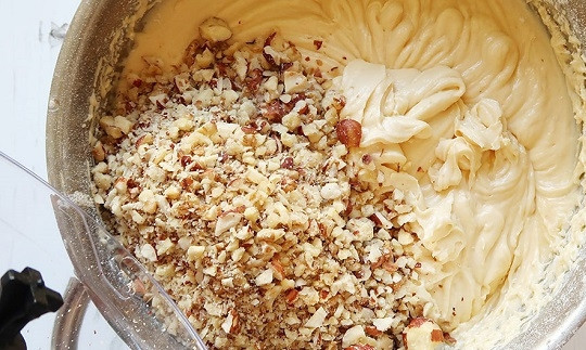 1. Этап. Кекс с орехами: 5. Добавьте орехи и при желании изюм в тесто, еще раз хорошо перемешайте.