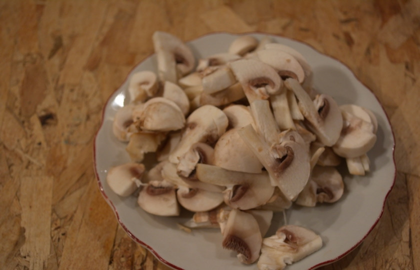 1. Этап. Диетический салат с крабовыми палочками: Шампиньоны нарезать произвольно.