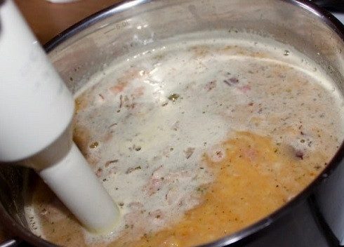 1. Этап. Суп гороховый с копченостями: Чтобы консистенция нашего супа получилась более нежной и бархатистой, с помощью погружного блендера измельчим-перебьем горох, но не до однородного состояния. Пусть некоторые горошинки останутся.