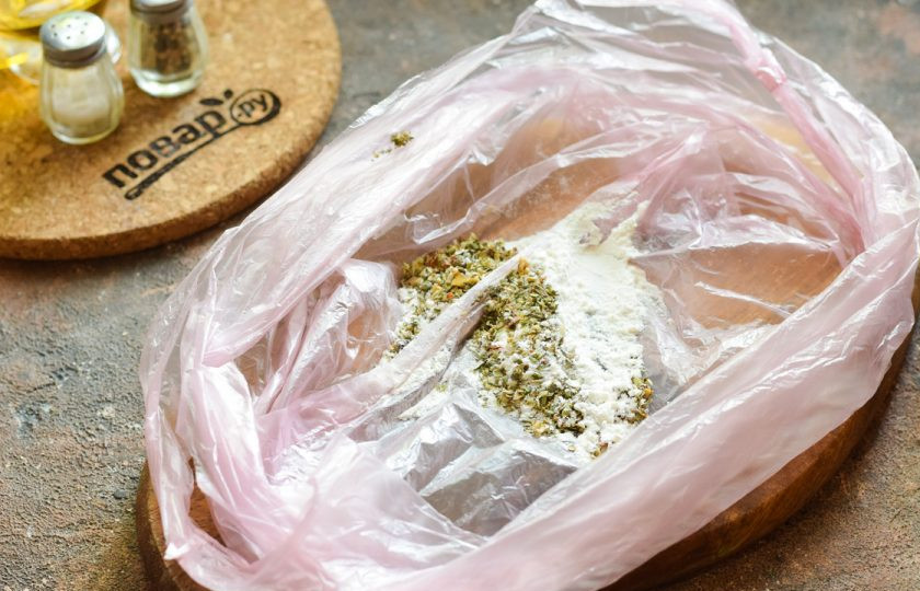 1. Этап. Цукини с сыром в духовке: Подготовьте чистый пакет. Всыпьте в него муку, травы, специи по своему вкусу.