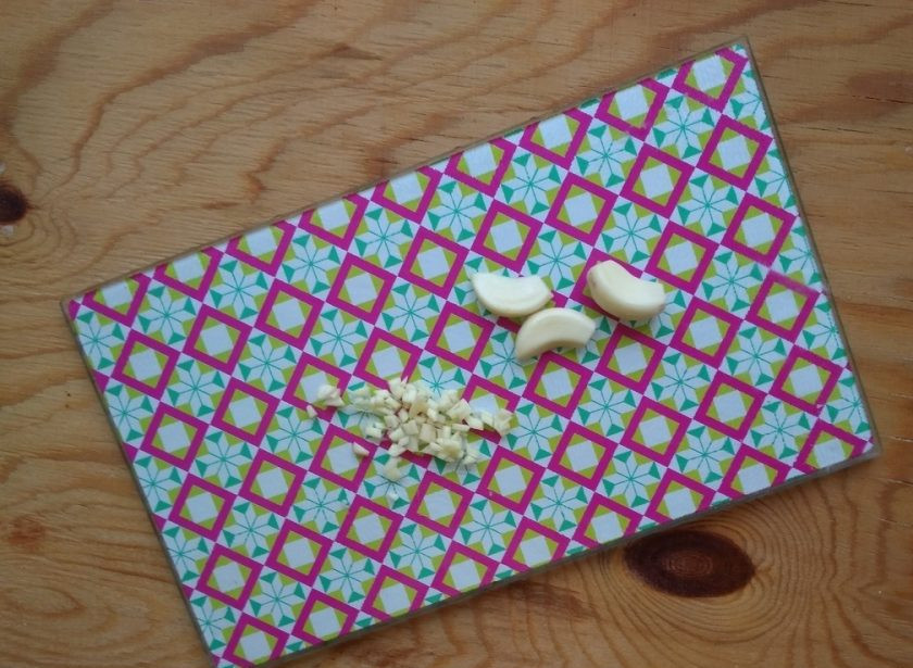 1. Этап. Картофель с томатной пастой: 4. В это время сделайте соус. Мелко нашинкуйте чеснок.