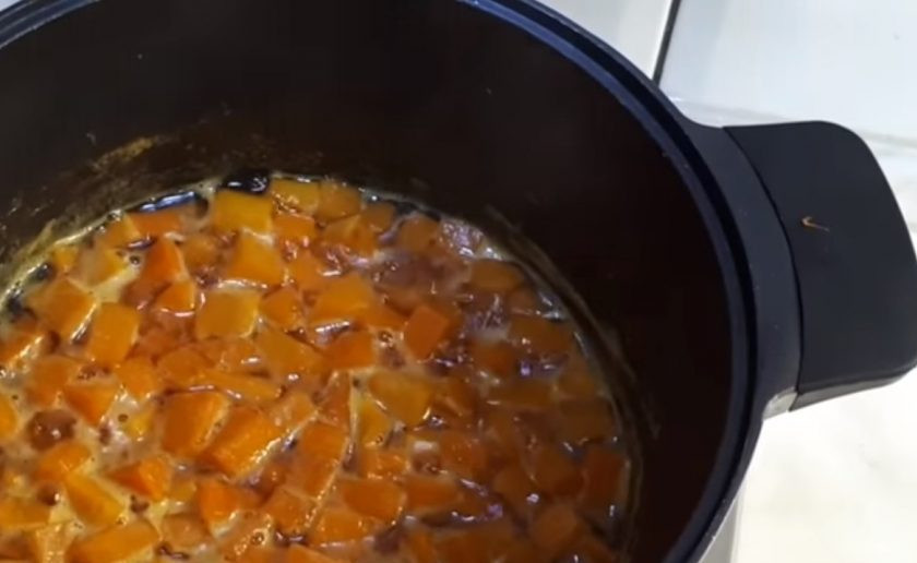 1. Этап. Вкусные цукаты из тыквы: 2. Добавьте лимонную кислоту и мускатный орех. Поставьте кастрюлю на огонь, доведите до кипения на небольшом огне и кипятите в течение 10 минут. Перемешайте, дайте тыкве остыть.