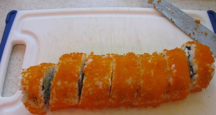 1. Этап. Ролл с лососем: 5. Готовый ролл разрезаем острым ножом на одинаковые части. Подаем готовый ролл с соевым соусом, васаби и имбирем.