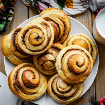 Ванильные булочки с сахаром и корицей