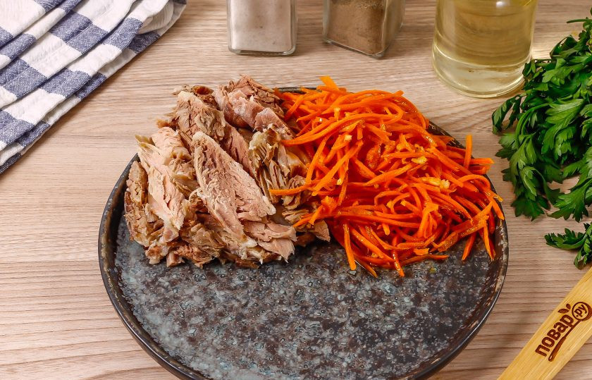 1. Этап. Салат кучками с корейской морковкой: Остудите морковь и выложите на тарелку. Отварное мясо нарежьте ломтиками или брусочками и выложите на тарелку рядом с морковью.