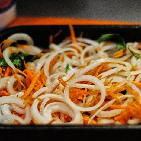 1. Этап. Кролик на гриле: В форму для запекания наливаем немного оливкового масла, кладем овощи.