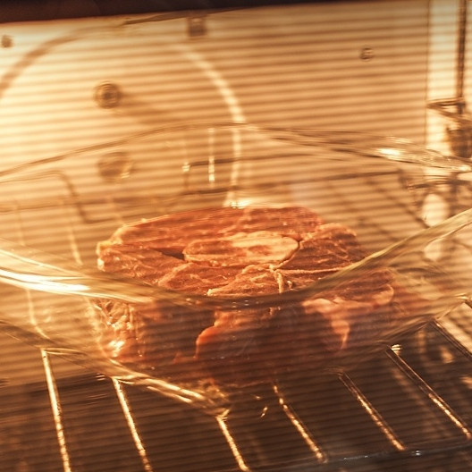 1. Этап. Стейки из говядины в духовке: Ставим в духовку и запекаем 3-4 минуты с одной стороны, затем переворачиваем и еще 3-4 минуты с другой стороны.