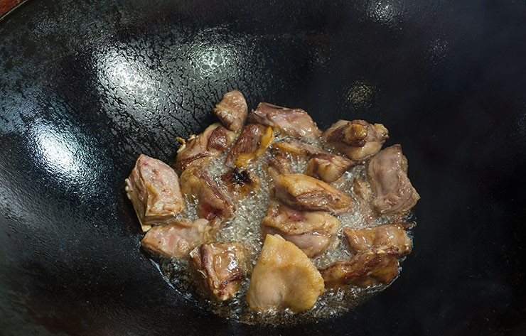 1. Этап. Бараньи ребрышки в казане: 3. Пока топится сало, ребрышки вымыть, просушить и при необходимости нарезать порционными кусочками. Отправить ребра в казан и тут же начать активно их перемешивать, чтобы они не сгорели из-за высокой температуры. Ребра необходимо довести до золотистой корочки со всех сторон.