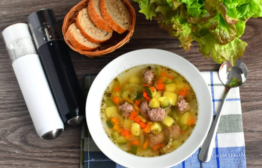 1. Этап. Суп с фрикадельками и кабачком: Подавайте суп горячим с отрубным хлебом и свежей зеленью. Приятного аппетита!