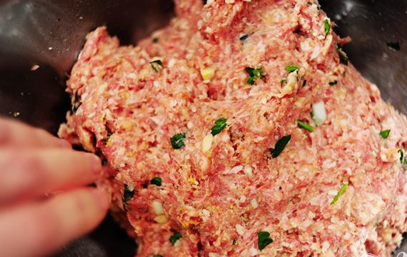 1. Этап. Спагетти с фрикадельками: Смешиваем ингредиенты руками.