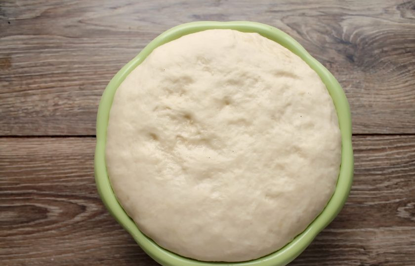 1. Этап. Тесто на живых дрожжах: Сформируйте из теста шар, выложите его в смазанную растительным маслом миску и накройте чистым полотенцем. Уберите в теплое место на 45-60 минут для подъема.