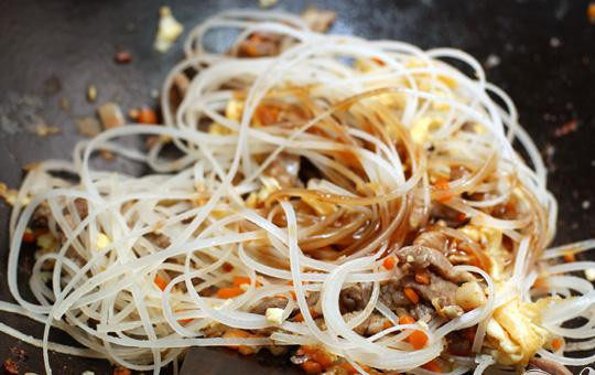 1. Этап. Пад Тай (Pad Thai): 4. Покачиваем вок, чтобы яйцо приняло форму блинчика. Перемешиваем яйцо и мясо. Добавляем соус и лапшу.