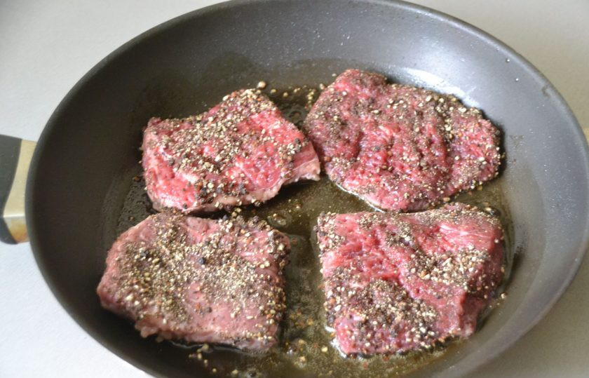 1. Этап. Пеппер-стейк: Обжаривайте до готовности, не забудьте посолить по вкусу.