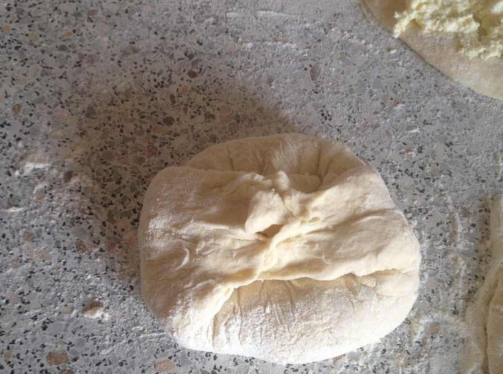 1. Этап. Хачапури с брынзой: Теперь лепешки залепите.