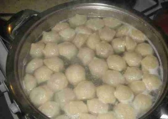 1. Этап. Пельмени, запеченные в горшочке: 2. Доводим воду до кипения и бросаем в нее пельмени. Не забываем посолить. Варим до полуготовности.