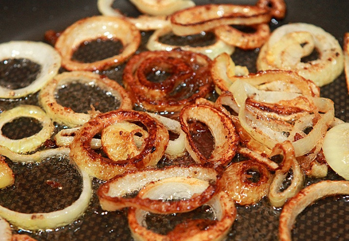 1. Этап. Говядина на сковороде гриль: Обжариваем кольца лука на сковороде до румяной корочки.