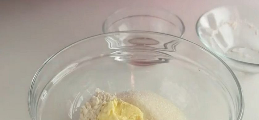 1. Этап. Булочки из детства Школьные: 5. Выложите булочки на покрытый пергаментом противень, накройте полотенцем и оставьте на 20 минут. Приготовьте штрейзель: муку смешайте с сахаром и мягким сливочным маслом ложкой.