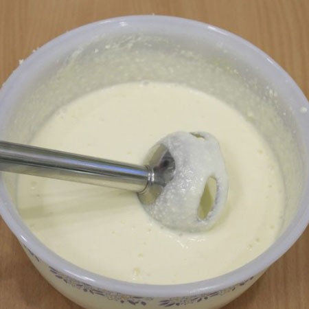 1. Stage. Custard Easter Tsarskaya: Mix well and add soft butter. Whisk with a blender.