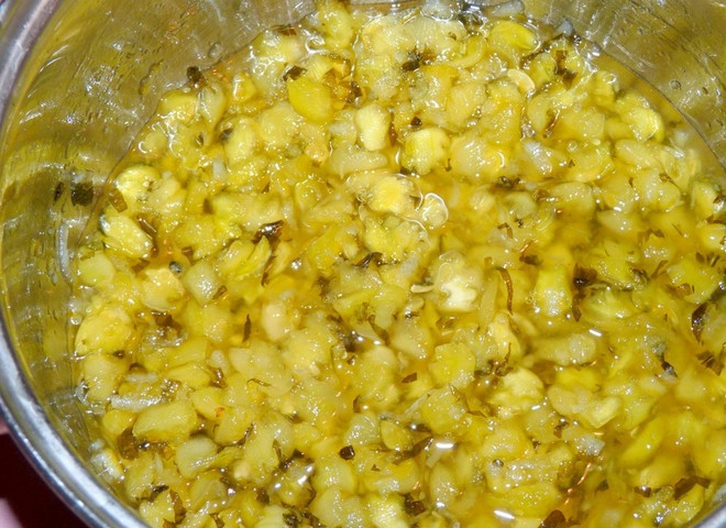 1. Этап. Варенье из огурцов с лимоном: Добавить воды. Поставить кастрюлю на огонь. Довести до кипения, помешивая. Далее варить, пока варенье не загустеет.