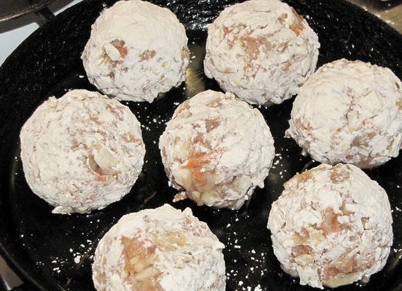 1. Этап. Голубцы ленивые в казане: 8. Отправить голубцы в разогретое на сковороде масло и обжарить на сильном огне до появления корочки.