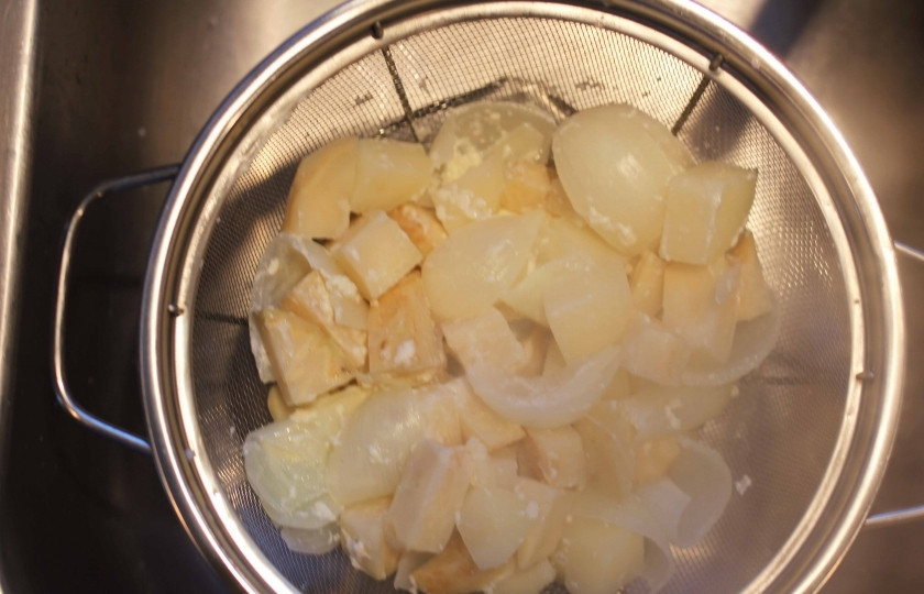 1. Этап. Пюре из корня сельдерея: Слейте с овощей воду с помощью дуршлага. Выложите их в чашку с высокими бортами (если вы будете взбивать миксером или мять толкушкой) или в бледнер. Добавьте сливочное масло, зелень и белый перец. Взбейте до однородной массы, хотя можете сделать пюре с комочками. Попробуйте, можете посолить по вкусу.Ваше пюре из корня сельдерея готово:)