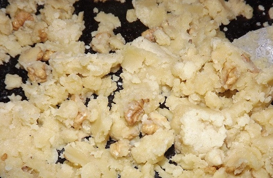 1. Этап. Мучная халва: 4. Ложкой перемешиваю массу и обжариваю до появления золотистого цвета.