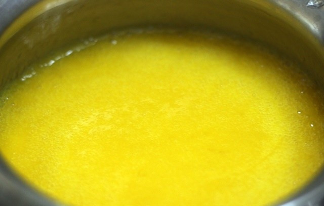 1. Этап. Желе на агаре: 3. Влейте растворенный агар-агар в манговое пюре и хорошенько перемешайте. Смесь становится густая.