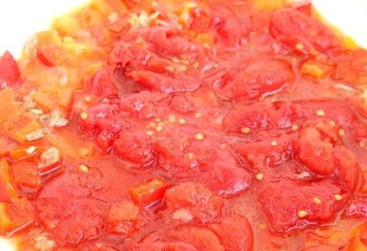 1. Этап. Суп-пюре из нута: 2. У помидоров срезаем кожицу, нарезаем их небольшими кусочками и разминаем немного, добавляем их вместе с полученным соком в сковороду к перцу.