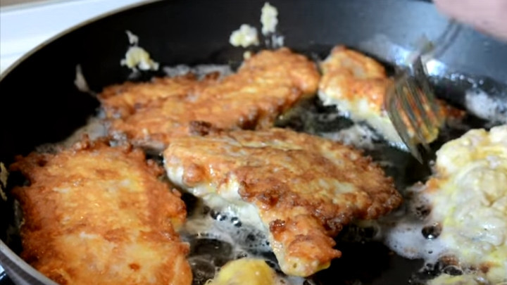 1. Этап. Жареные телячьи мозги в кляре: 6. Каждый кусочек мозгов обваляйте сначала в муке, а затем в кляре. Жарьте в разогретом растительном масле до золотистой корочки с обеих сторон.