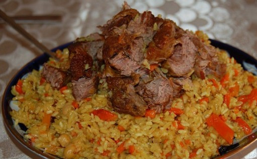 1. Этап. Плов со свиными ребрышками: 4. Если рис кажется бледноватым, советую добавить немного карри, когда будете солить и перчить. Желаю удачи!