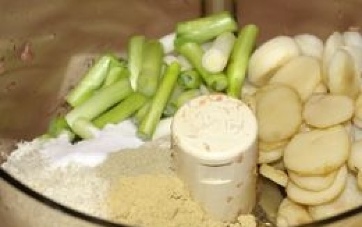 1. Этап. Лапша по-тайски со свининой: 2. Добавим сюда же зеленый измельченный лук, сухари, имбирь, порезанный и очищенный, а также соль, соевый соус и перец (у меня острый белый перец). Смешаем до однородности и добавляем теперь соевый соус и яйца.