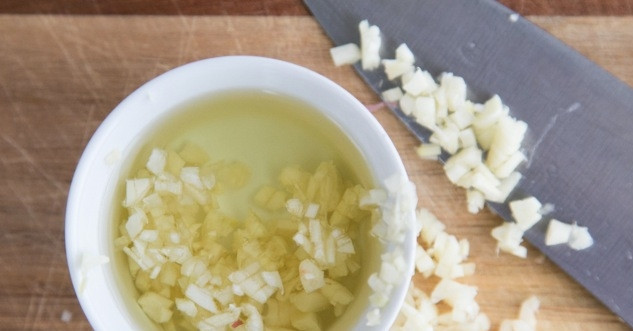 1. Этап. Спаржа с беконом: Смешайте оливковое масло и мелко нарезанный чеснок.