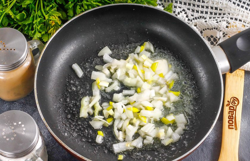 1. Этап. Сливочно-имбирный соус: Очистите лук и чеснок от кожуры, промойте в воде. Половину луковицы и зубчик чеснока мелко нарежьте и обжарьте в растительном масле на сковороде примерно 3-4 минуты.