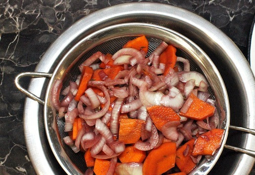 1. Этап. Петух по-бургундски ( «Coq au vin»): Маринад процедить, из овощей убрать пряности.