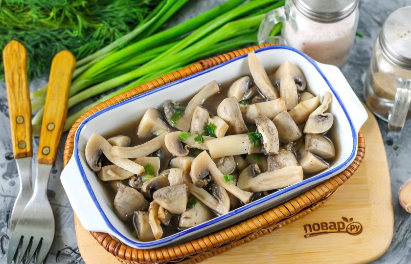 1. Этап. Шампиньоны диетические: Выложите приготовленное блюдо в тарелки и подайте к столу теплым. По желанию его можно дополнить сметаной любой жирности или густым йогуртом.