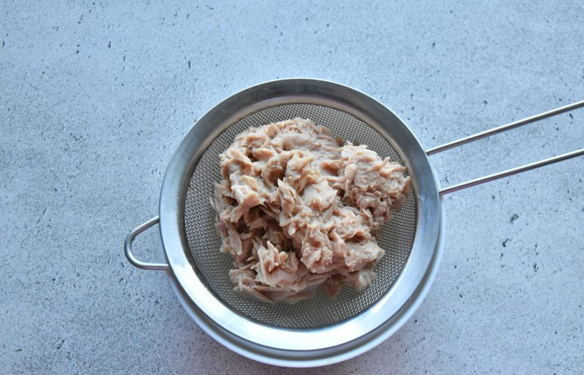 1. Этап. Тост с авокадо и тунцом: Откройте банку с тунцом и откиньте филе на сито, чтобы стекла лишняя влага. Можно использовать готовое рубленое филе или же размять кусочки тунца вилкой.